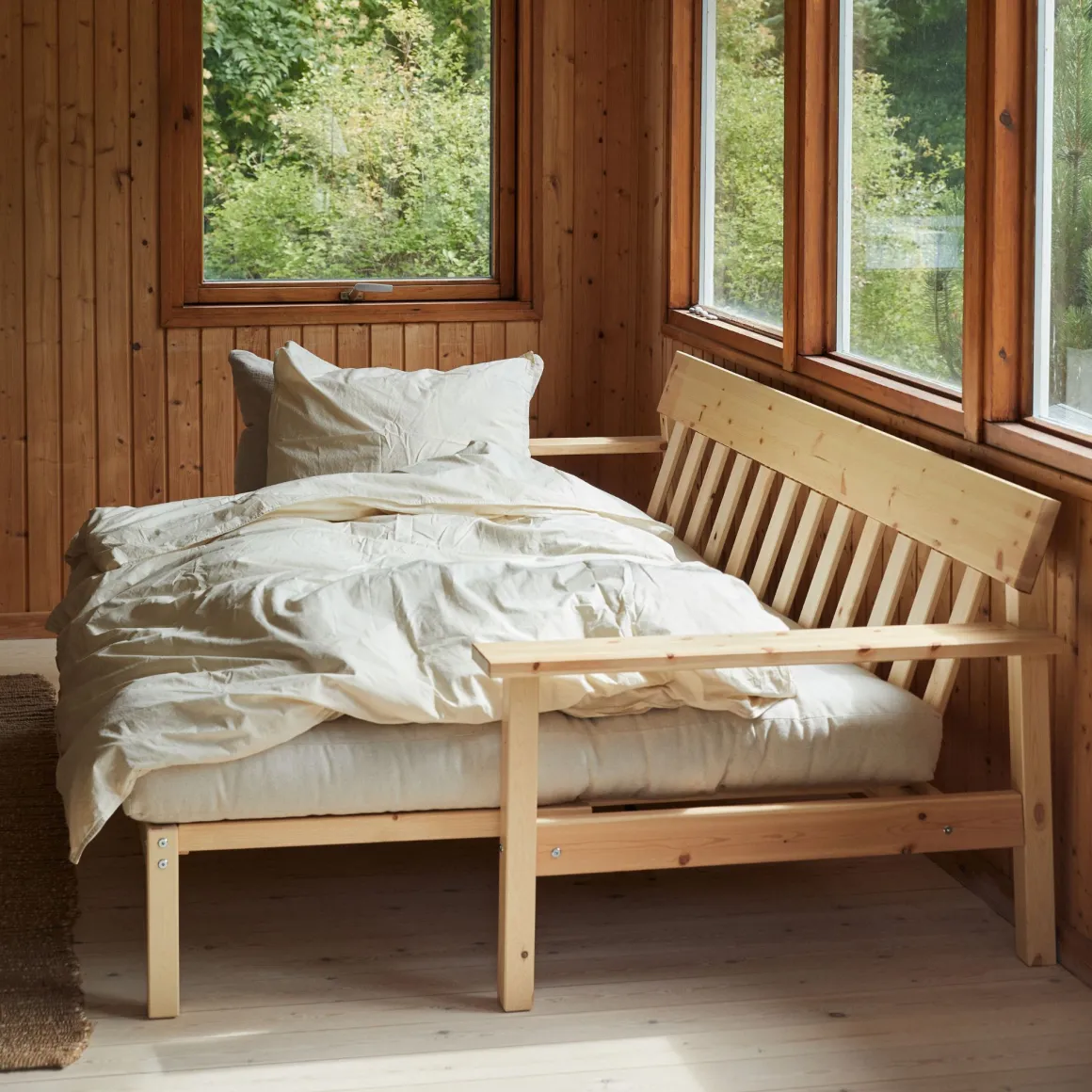 Banquette UNWIND en pin massif naturel avec matelas futon 130x190