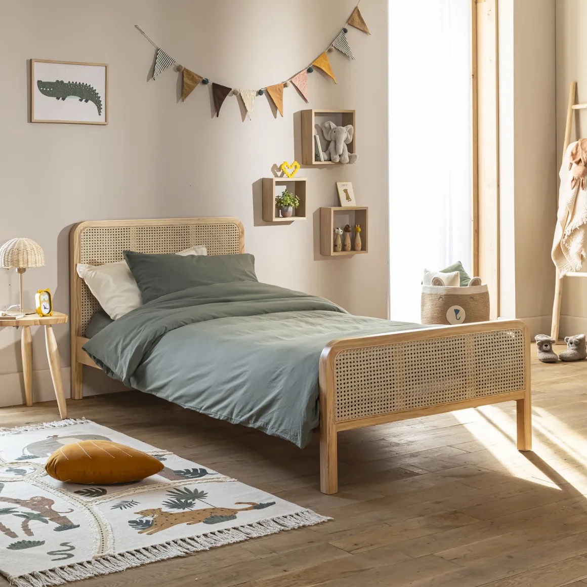 Chambre lit cannage enfant avec commode bois naturel ANNA