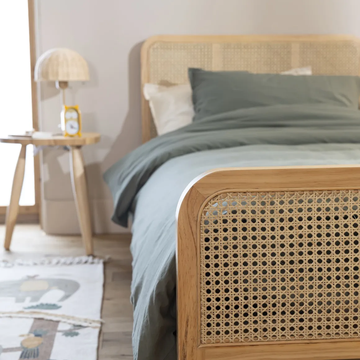 Chambre lit cannage enfant et chevet bois naturel ANNA