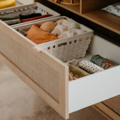 Commode à langer bébé 2 tiroirs en bois effet cannage - CO7085