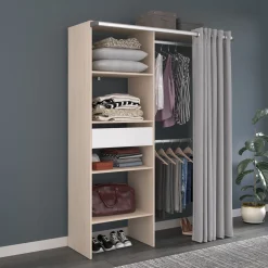 Dressing ouvert avec rideau et étagères