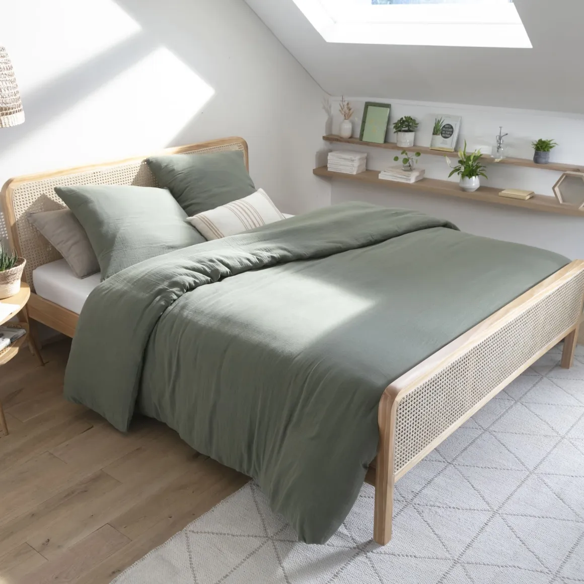Lit adulte en pin massif avec véritable cannage + set de 2 planches de chevet cannage