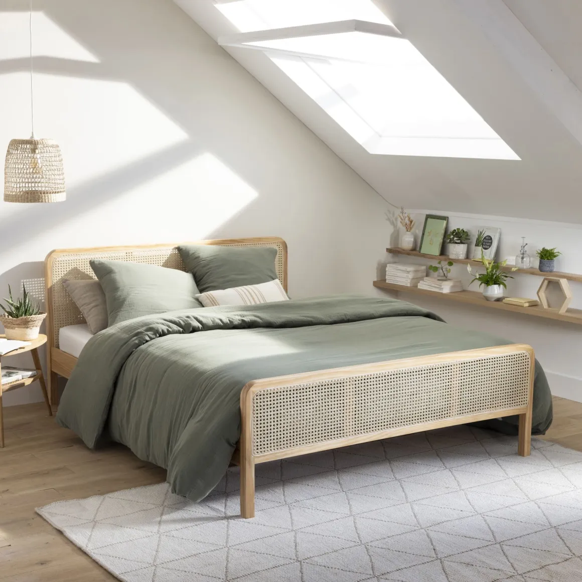 Lit adulte en pin massif avec véritable cannage + set de 2 planches de chevet cannage