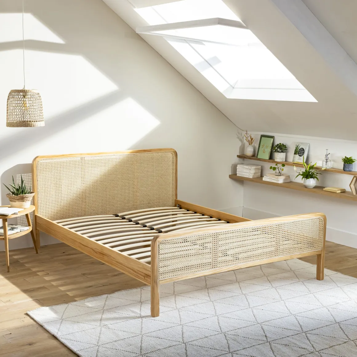 Lit adulte en pin massif avec véritable cannage + set de 2 planches de chevet cannage