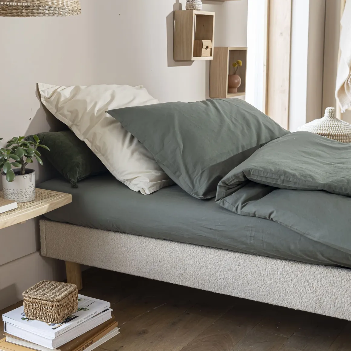 Lit adulte en pin massif avec véritable cannage + set de 2 planches de chevet cannage