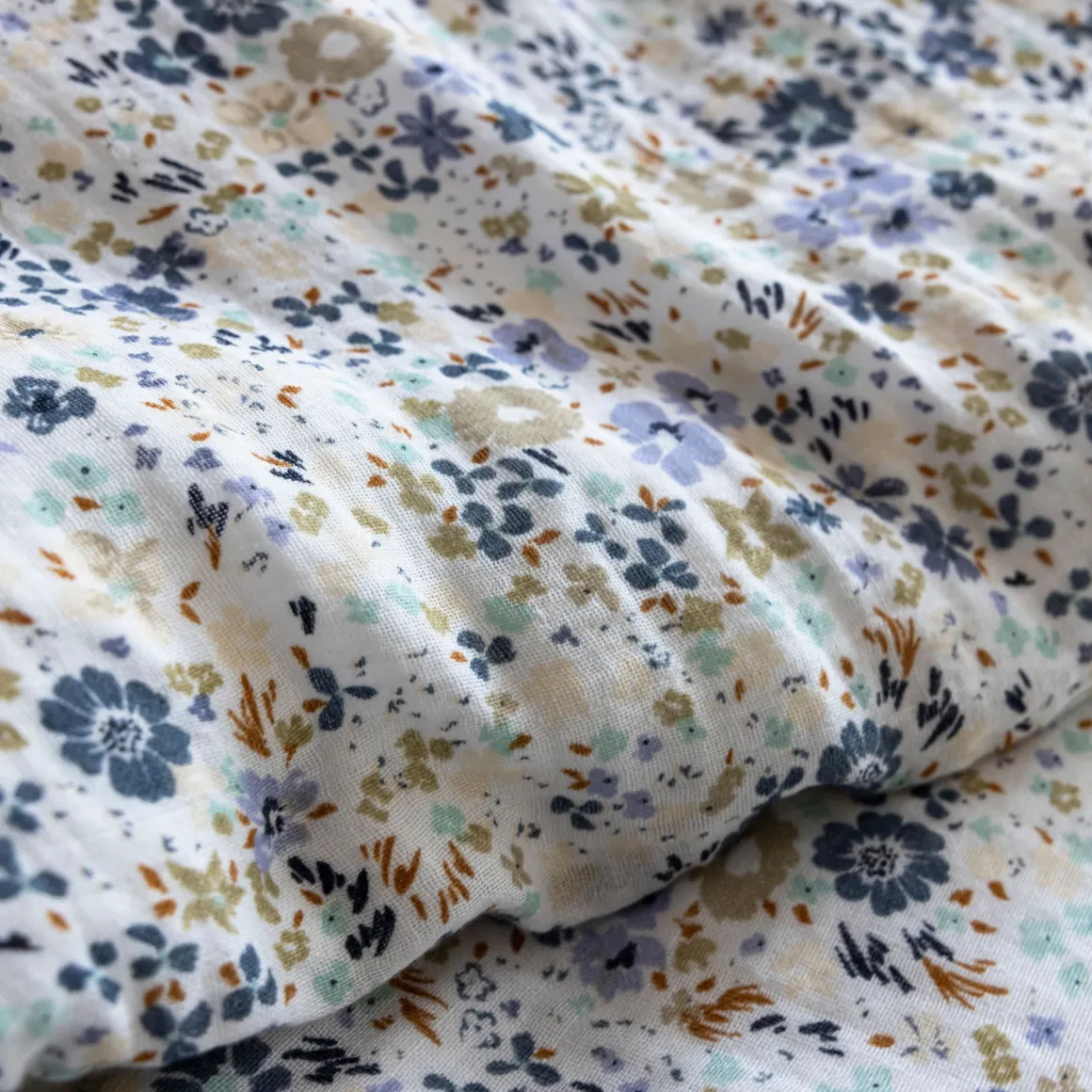 Parure de lit gaze de coton à fleurs bleues Terre de Nuit